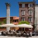 Cafe mit römische Säule in Zadar